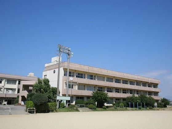 二宮中学校:徒歩11分(800m)
