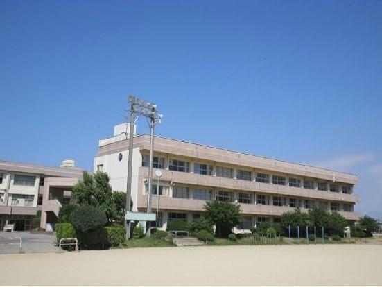 二宮中学校:徒歩9分(720m)