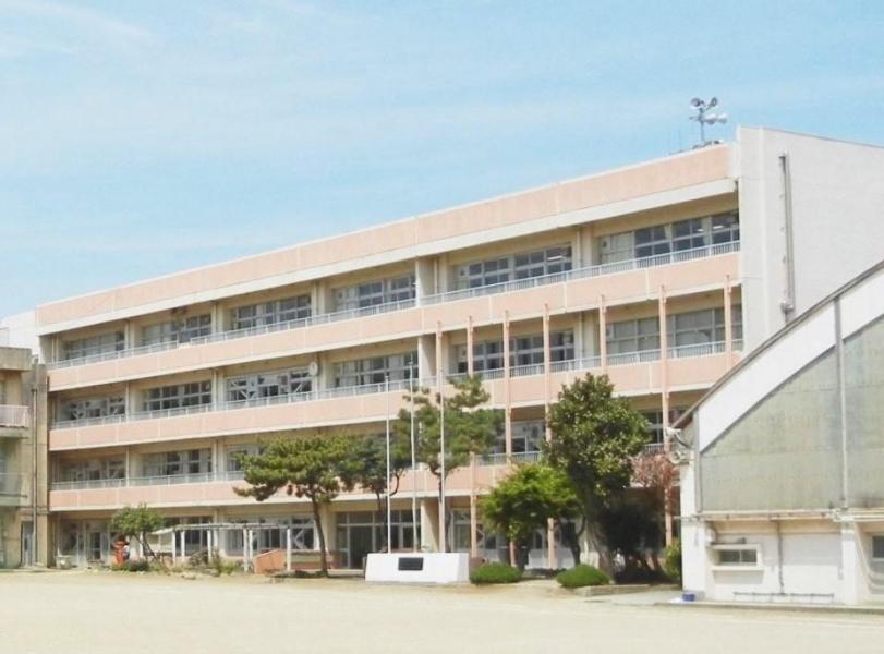 鷺沼小学校:徒歩5分(400m)