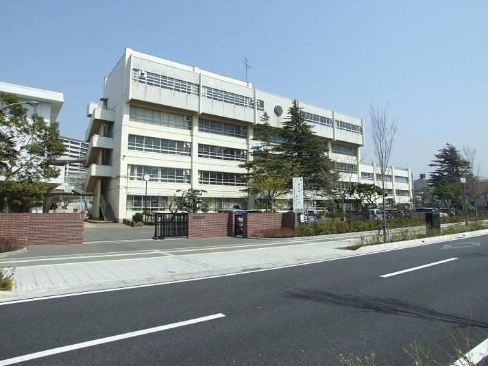 第一中学校:徒歩8分(600m)