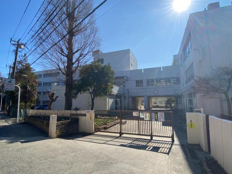屋敷小学校:徒歩11分(850m)