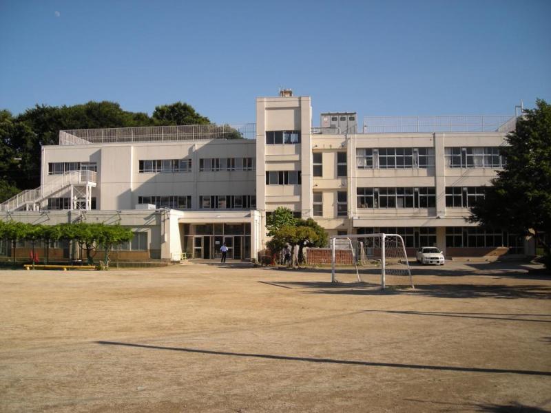 藤崎小学校:徒歩12分(950m)