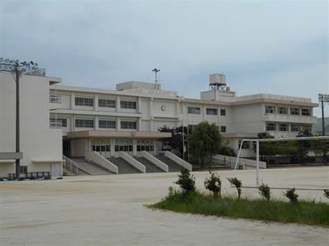 宮本中学校:徒歩12分(900m)