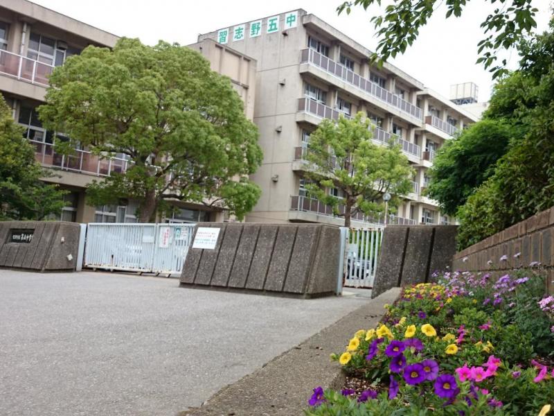 第五中学校:徒歩18分(1400m)