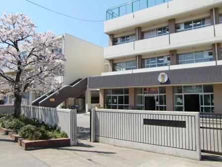 法典西小学校:徒歩13分(1000m)