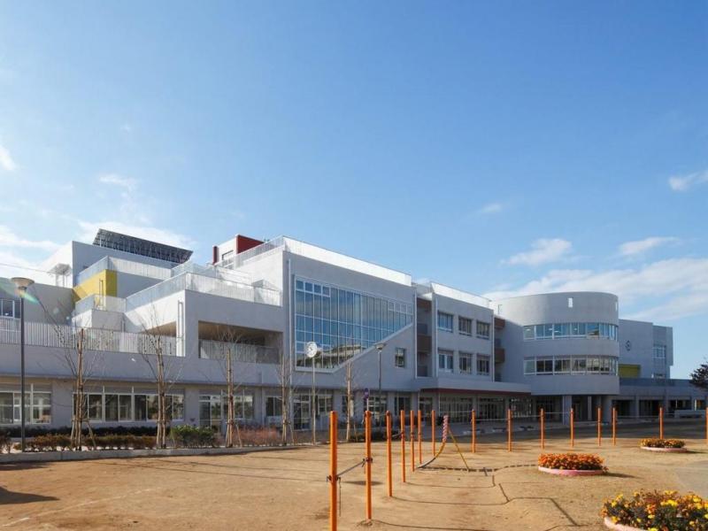 津田沼小学校:徒歩7分(500m)