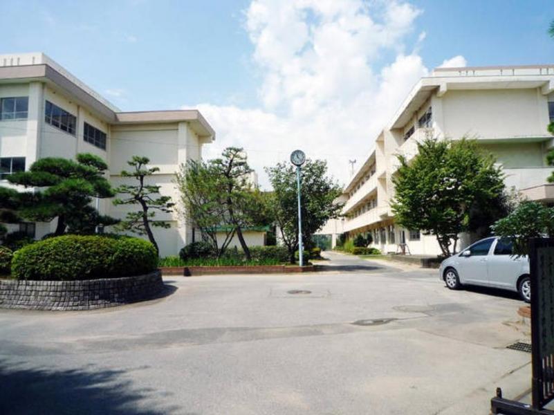 宮本中学校:徒歩16分(1300m)